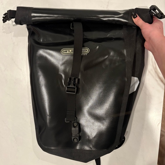 Authentic Black Ortlieb Back-Roller Classic rear bicycle pannier (20L) - Picture 5 of 11
